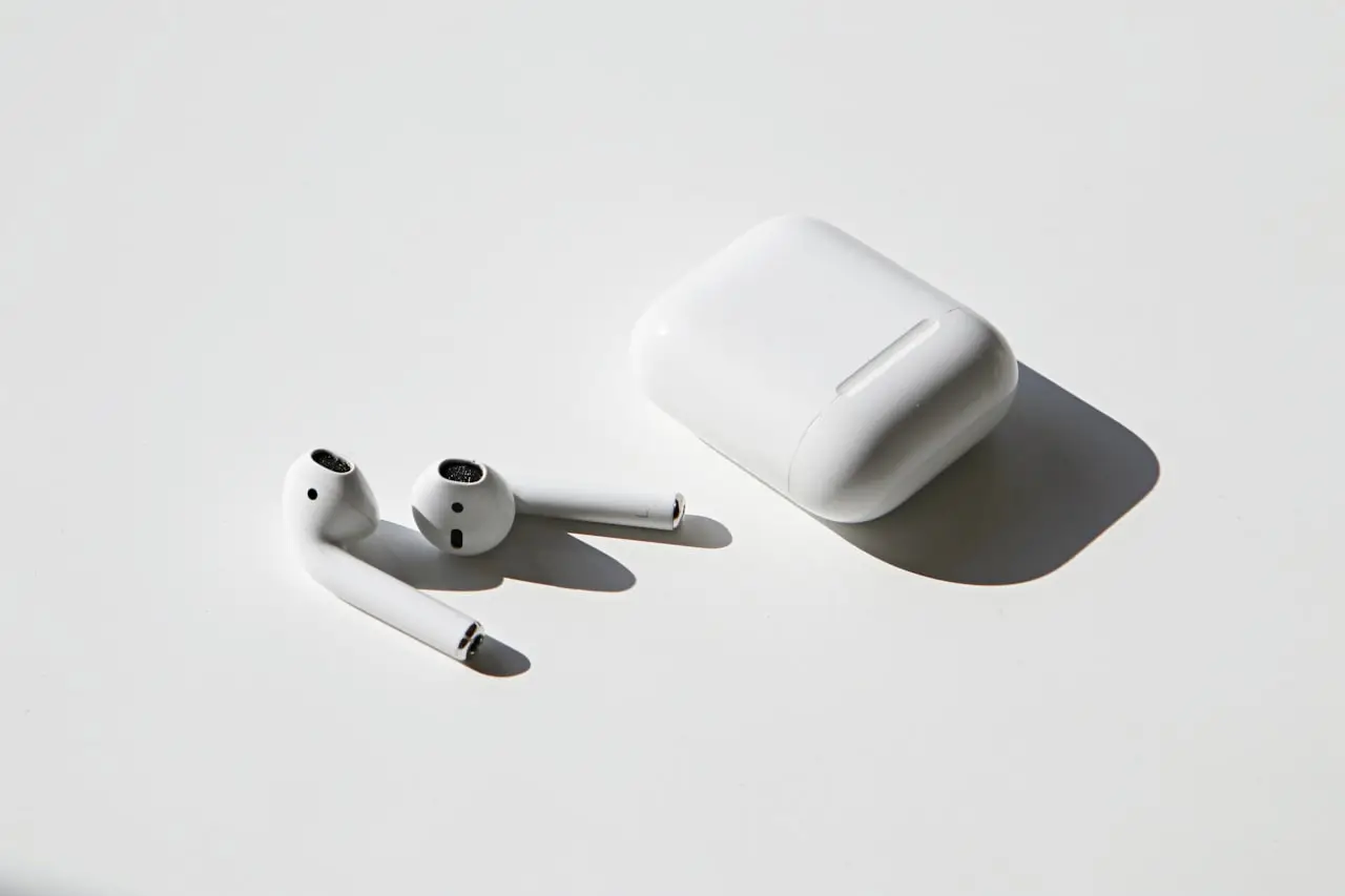 Wireless earbuds and charging case